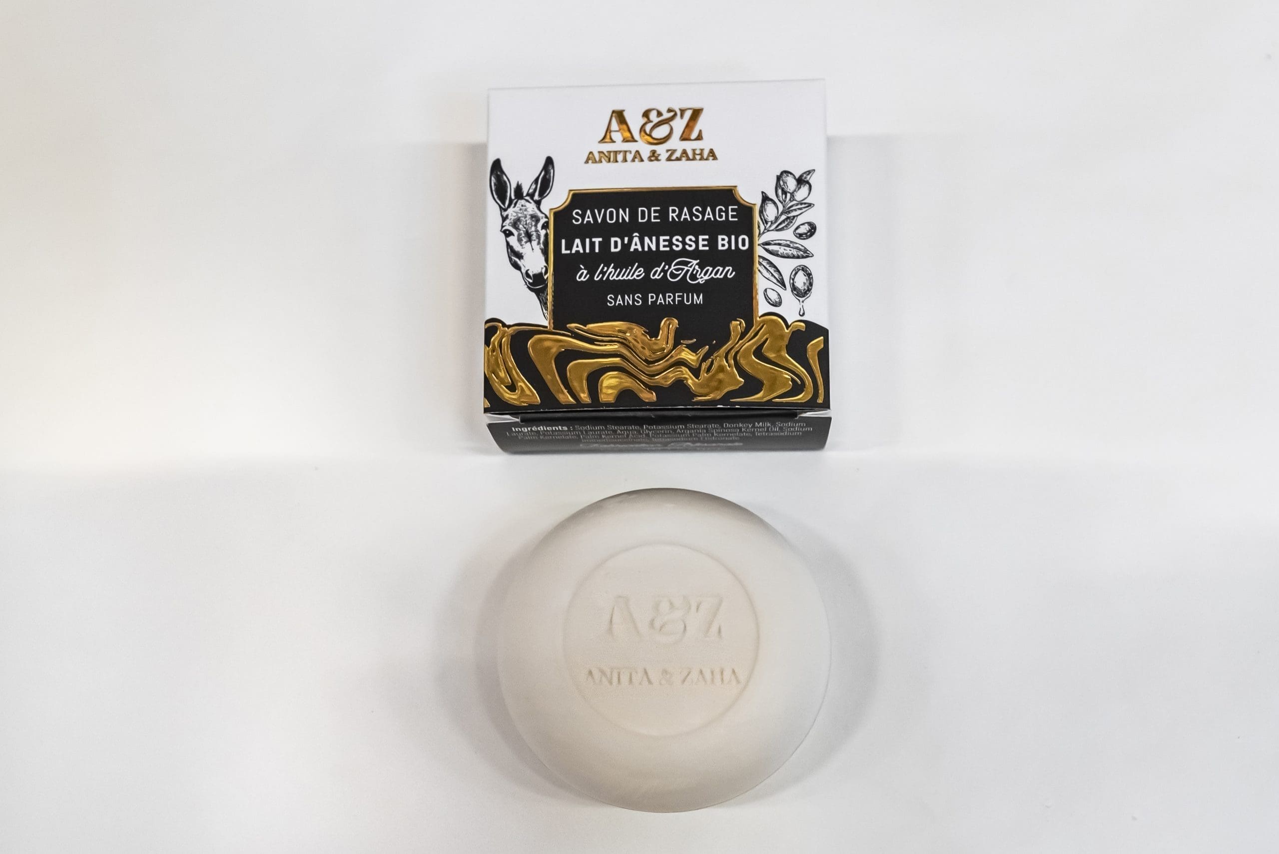 Pain de savon ANITA & ZAHA présenté sur une surface claire