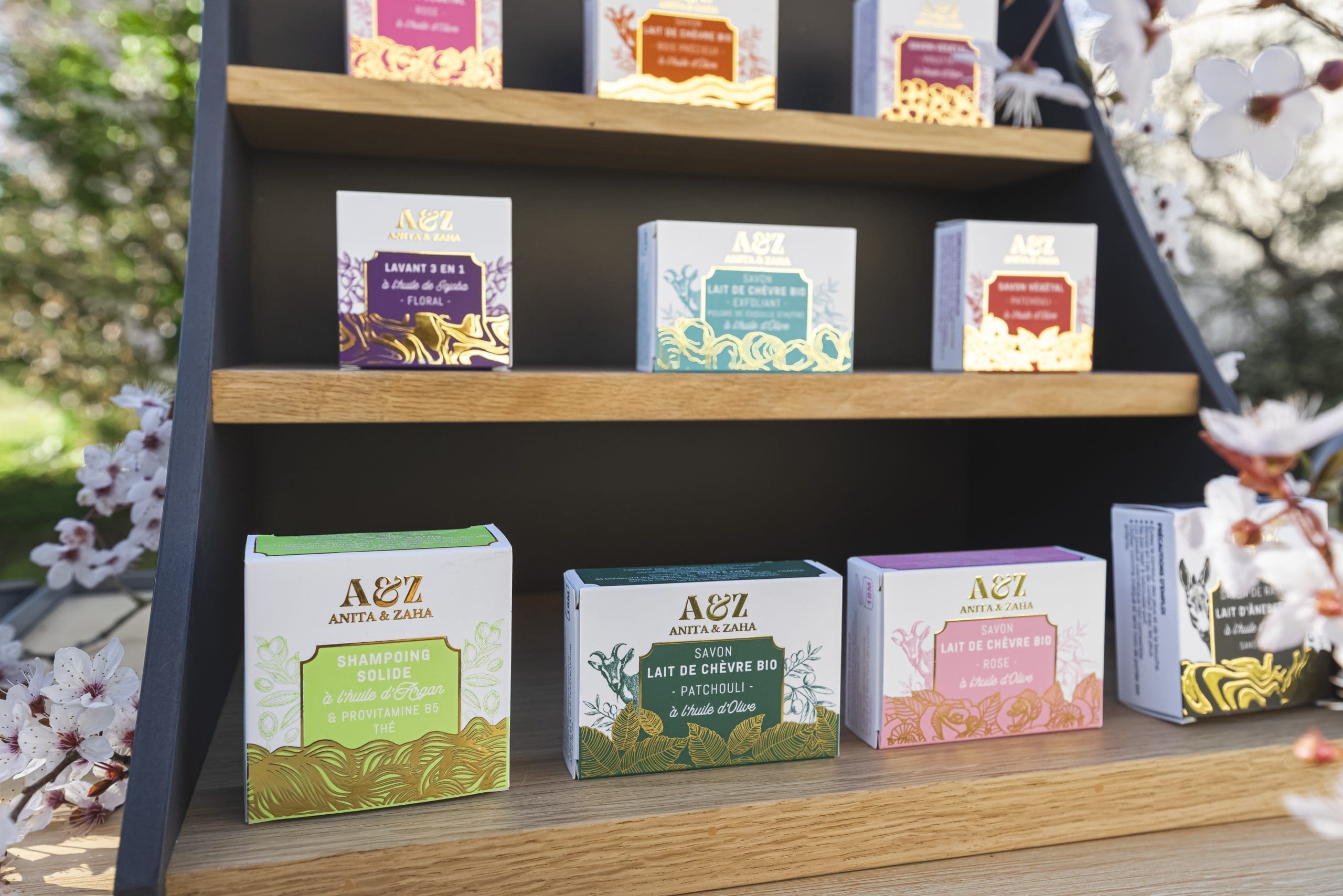 Présentoir élégant ANITA & ZAHA avec soins cosmétiques